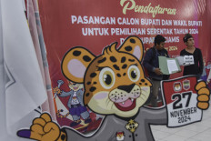 Campaigners show a document and a paper reading “kotak kosong“ (blank box) at the Ciamis General Elections Commission (KPU) in Ciamis, West Java, on Sept. 4, 2024. They encouraged voters to vote for the “blank box“ rather than the sole candidate pair in the November regional elections.