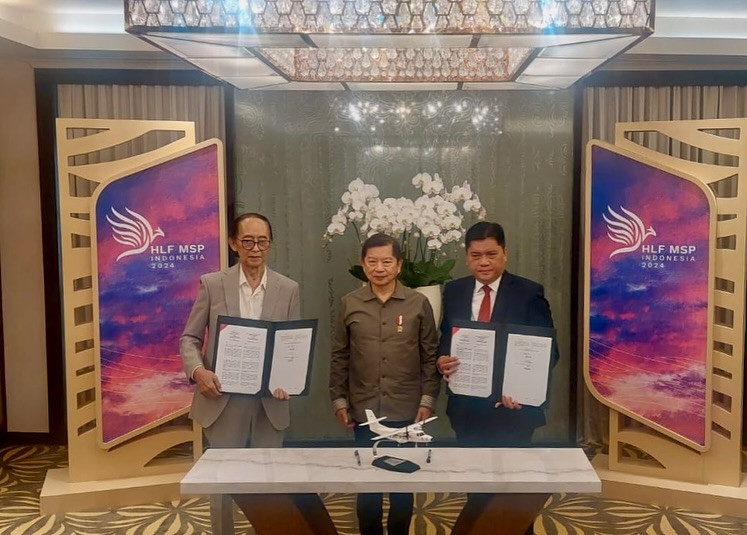 Setdco chief executive officer Setiawan Djody (left) and state-owned aircraft maker PT Dirgantara Indonesia (PTDI) president director Gita Amperiawan (right) show documents while flanking National Development Minister Suharso Monoarfa after signing a contract to procure five N219 twin turboprop planes for the Democratic Republic of the Congo (DRC) in Nusa Dua, Bali, on Sept. 3, 2024. The contract was signed on the sidelines of the High-Level Forum on Multi-Stakeholder Partnership (HLF MSP) and Indonesia-Africa Forum (IAF) 2024.