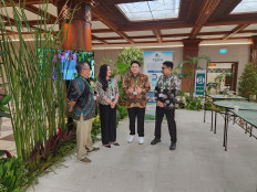 Expert on Indonesian peatland and mangroves Budi Wardana (left), Indonesian Chambers of Commerce and Industry (Kadin) deputy head of the permanent committee for planning and evaluation of watersheds, protected forests and mangroves Chintya Dian Astuti (second left), Earth Pledge founder Christopher (second right) and PT Arunika Bumi Lestari director Erdonis Erdwan converse on the sidelines of a talks show in Jakarta on Friday, Sept. 6, 2026. The talk show on conserving and restoring mangrove in Indonesia was an event of the Indonesia International Sustainability Forum 2024.