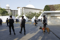 Police arrests seven over Pope Francis 'terror threats'