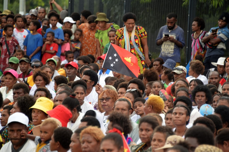 Orang-orang menunggu kedatangan Paus Fransiskus di luar bandara Internasional Port Moresby pada 6 September 2024. Melalui pegunungan, udara, dan laut, para peziarah berbondong-bondong ke ibu kota Papua Nugini menjelang kedatangan Paus Fransiskus pada 6 September dalam kunjungan empat hari yang bersejarah.