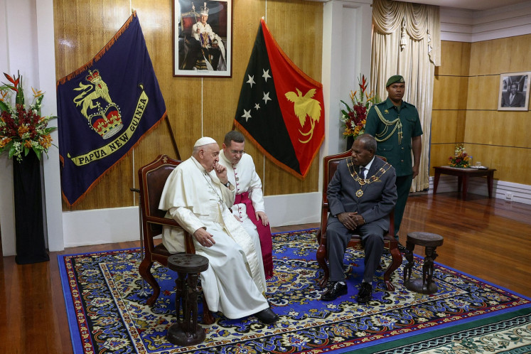 Paus Fransiskus (kiri) bertemu dengan Gubernur Jenderal Papua Nugini Sir Bob Dadae (kanan) di Gedung Pemerintah di Port Moresby, Papua Nugini, pada 7 September 2024.