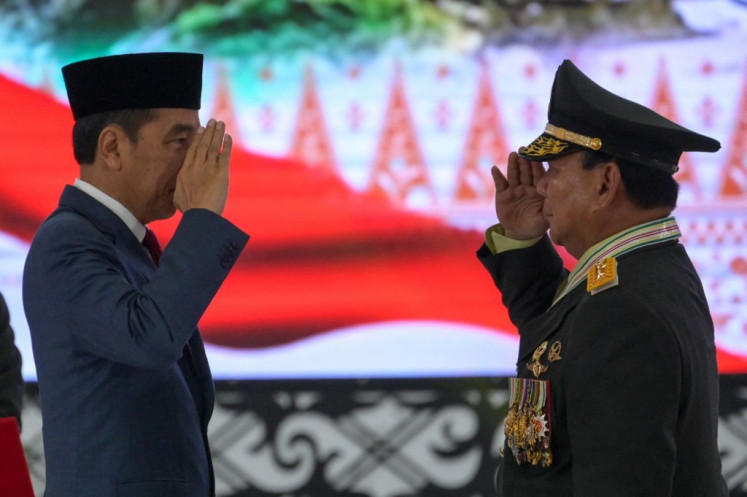 President Joko “Jokowi“ Widodo (center) awards Defense Minister Prabowo Subianto (right) the rank of honorary four-star general in Jakarta on Feb. 28, 2024. 