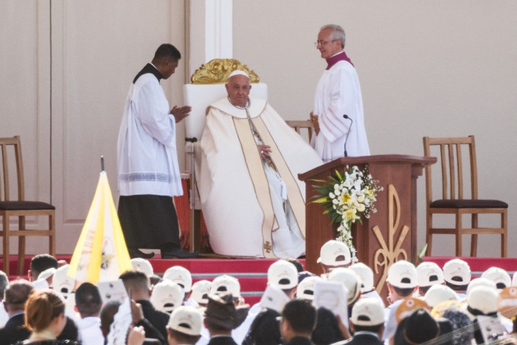 Paus Fransiskus tiba untuk memimpin misa kudus di taman Tasitolu di Dili, Timor-Leste pada 10 September 2024.