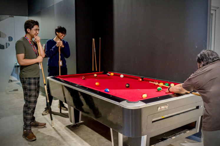 Bukalapak’s employees enjoy a game of pool or two during their work breaks. 