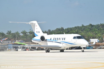 Jet aircraft carrying passengers lands for first time at Nusantara airport