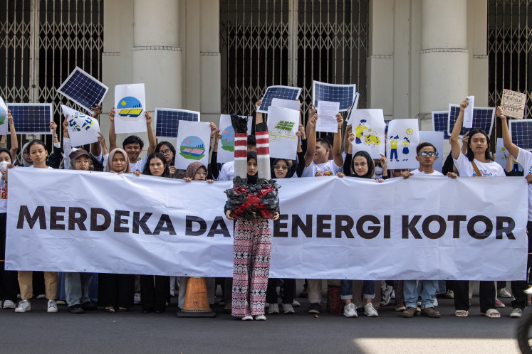 University students rally on Aug. 7, 2024 at Merdeka Building in Bandung, West Java, calling on the government to accelerate the country’s transition to clean energy.