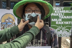 Muted voices: A pair of activists from the People’s Movement for Agrarian Sovereignty and Natural Resources Advocacy Team (Tekad Garuda) takes part in a hunger strike on Feb. 20, 2023 outside the Agrarian and Spatial Planning Ministry in Jakarta. The movement, which is part of the Indonesian Forum for the Environment (Walhi), demanded the police to release three farmers who had been arrested for defending their land in Pakel village, Banyuwangi, East Java. 