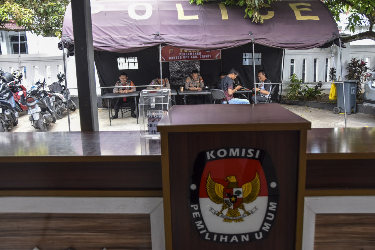 Police officers stand guard during the extended candidate registration period for the 2024 regional elections at the Ciamis General Elections Commission (KPU) office in Ciamis regency, West Java, on Sept. 4, 2024.