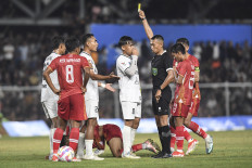Referee Eko Agus Sugiharto (second right) gives a red card to Central Sulawesi player Ichansyah (third left) on Sept. 14, 2024, during a match with host Aceh at the H. Dimurthala Stadium in Banda Aceh. 