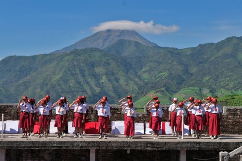 Elementary school students salute the national flag on Aug. 17, 2024, during a ceremony to mark the country’s 79th Independence Day in Mbeteng Sata, a tourist attraction at the foot of Mount Prau in Campurejo village, Temanggung, Central Java.