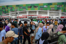 United in sport: People walk in the North Sumatra Main Stadium area on Sept. 20, 2024, to watch the closing ceremony of PON XXI Aceh-North Sumatra 2024 in Deli Serdang, North Sumatra. The event involved nearly 13,000 athletes from 38 provinces competing in 65 sports. 