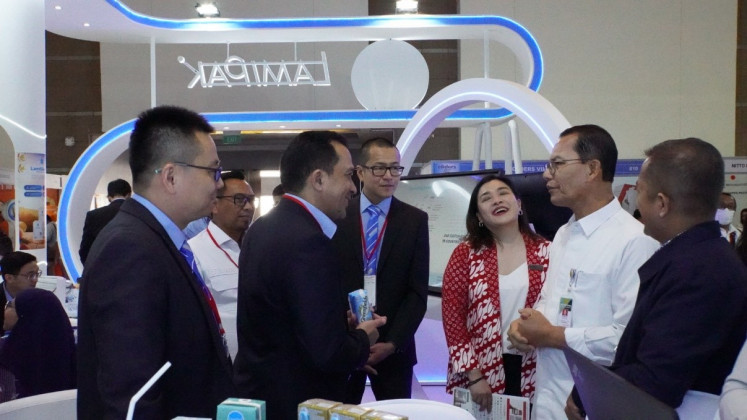 Acting secretary-general of the Agriculture Ministry Ali Jamil visits the LamiPak Indonesia booth after opening the Propak exhibition.