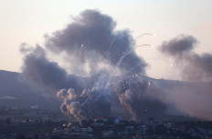 Smoke billows over southern Lebanon following Israeli strikes, amid ongoing cross-border hostilities between Hezbollah and Israeli forces, as seen from Tyre, southern Lebanon September 23, 2024. 