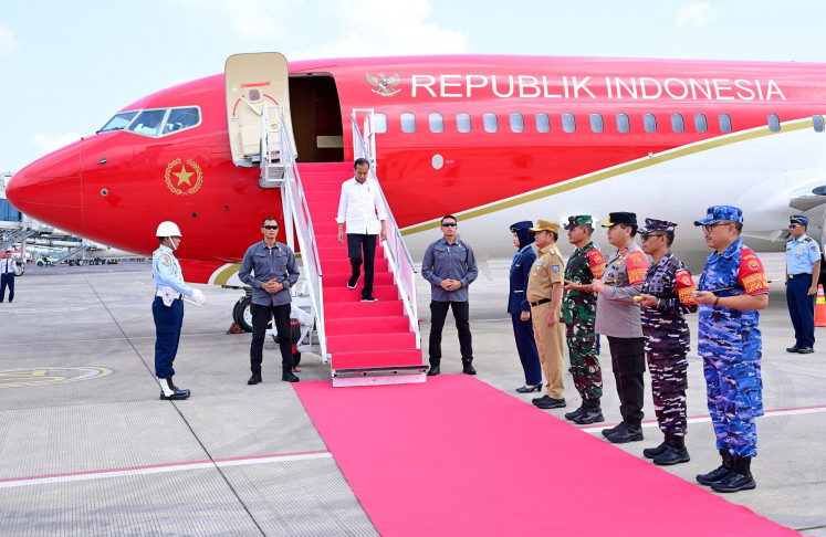 President Joko “Jokowi“ Widodo (third left) disembarks the presidential plane upon arriving at Zainuddin Abdul Madjid Lombok International Airport in Central Lombok regency, West Nusa Tenggara (NTB), during a presidential work visit to the province on Sept. 23, 2024.