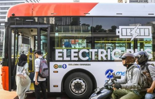 Zero emissions: Passengers hop on a Transjakarta electric bus at the Senayan Traffic Circle stop in South Jakarta on Sept. 9, 2024.