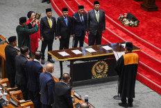Supreme Court Chief Justice Syarifuddin (right, front) administers the oath of office on Oct. 1 during a ceremony to install the Speaker and deputy speakers of the House of Representatives for the 2024-2029 term at the Senayan legislative complex in Jakarta. The newly sworn-in legislative leaders are (from second left, rear): House Speaker Puan Maharani of the Indonesian Democratic Party of Struggle (PDI-P), Adies Kadir of the Golkar Party, Sufmi Dasco Ahmad of the Gerindra Party, Saan Mustopa of the NasDem Party and Cucun Ahmad Syamsurijal of the National Awakening Party (PKB).