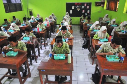 Indonesia Rolls Out Free Meals Program for Millions