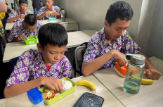 Students take part on Feb. 29, 2024 in a pilot school lunch program at a junior high school in Tangerang, Banten. 