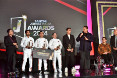 Sports and Youth Minister Dito Ariotedjo (third right) delivers a speech during the 2024 Santini JebreeetMedia Awards ceremony in Jakarta on Sept. 26. 