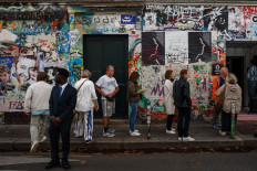 Visitors stand in front of the “Maison Gainsbourg“, the home of French singer, songwriter and actor Serge Gainsbourg, on the day of its opening to the public in Paris on September 20, 2023. 