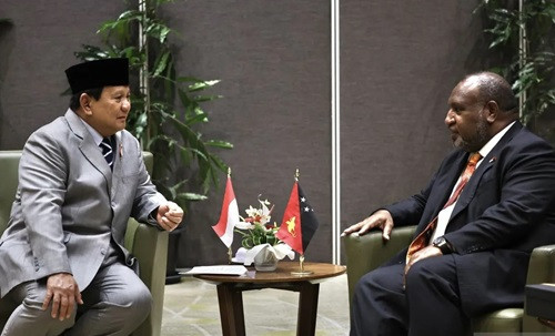 Neighborly ties: Defense Minister and president-elect Prabowo Subianto (left) speaks with Papua New Guinea Prime Minister James Marape during their meeting on Aug. 21, 2024 in Port Moresby.