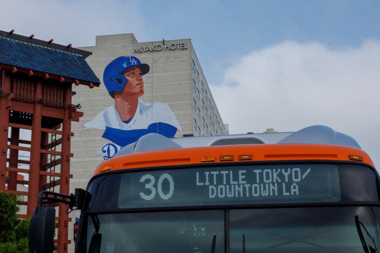 Mural raksasa Shohei Ohtani, yang dilukis oleh seniman Robert Vargas di sisi sebuah hotel di Little Tokyo, sebuah lingkungan di pusat kota Los Angeles, ditampilkan menjelang pertandingan pembukaan Shohei Ohtani dan musim dengan tim barunya Los Angeles Dodgers di Los Angeles, California, Amerika Serikat pada 20 Maret 2024.