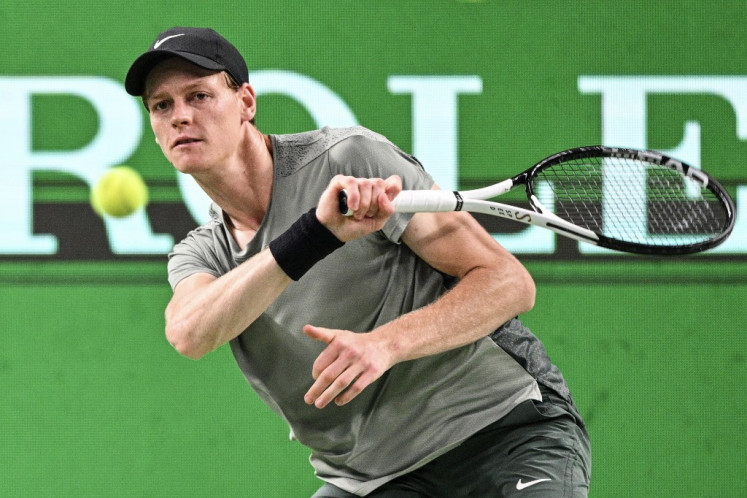 Jannik Sinner dari Italia akan kembali mengalahkan Taro Daniel dari Jepang pada pertandingan tunggal putra mereka di turnamen tenis Shanghai Masters di Shanghai, Tiongkok pada 5 Oktober 2024.