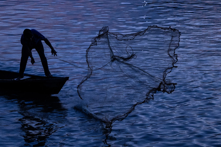 Seorang pria memancing di Sungai Amazon di Puerto Narino, departemen Amazonas, Kolombia, pada 3 Oktober 2024.