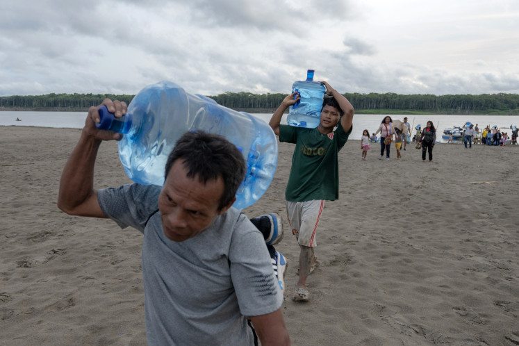 Masyarakat adat Yagua membawa air dan barang-barang lainnya akibat rendahnya permukaan sungai Amazon di Isla de los Micos, departemen Amazonas, Kolombia, pada 4 Oktober 2024.