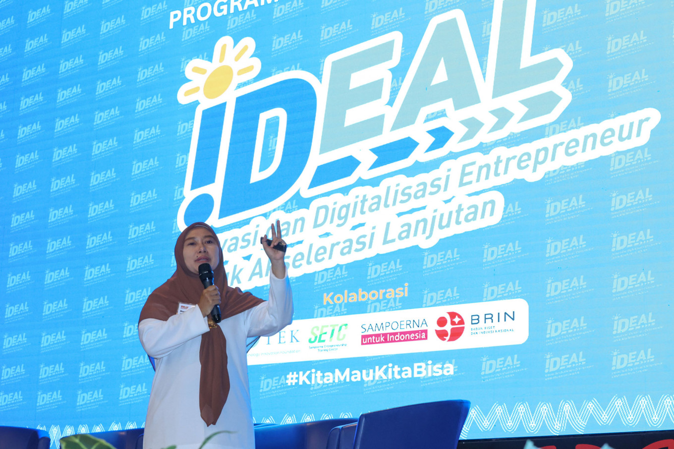 One of the MSME (Micro, Small, and Medium Enterprises) entrepreneurs is doing a business pitch at the Innovation and Digitalization Entrepreneur for Advanced Acceleration (IDEAL) event at BRIN, Thursday, October 10, 2024.