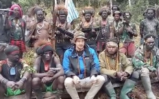 New Zealand pilot Philip Mehrtens read a statement prepared by a group of separatists in Papua on March 10, 2023. 