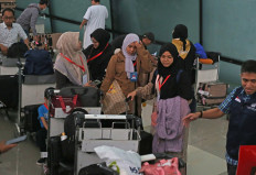 Several Indonesians evacuated from Lebanon gather on Oct. 7, 2024, after arriving at the Soekarno-Hatta International Airport in Tangerang, Banten. As of Oct. 10, authorities have evacuated 79 Indonesian citizens and a foreigner from war-torn Lebanon.