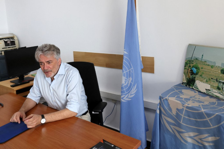 Juru bicara Pasukan Sementara PBB di Lebanon (UNIFIL) Andrea Tenenti memberikan wawancara di Gedung UNIFIL di Baabda timur Beirut, Lebanon pada 12 Oktober 2024. Penjaga perdamaian PBB di Lebanon memperingatkan pada 12 Oktober, terhadap konflik regional yang “bencana” saat pasukan Israel memerangi militan Hizbullah dan Hamas di dua front, pada hari paling suci dalam kalender Yahudi.