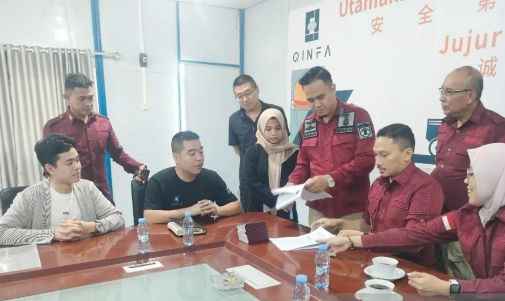 Visa check: Immigration officers examine documents related to foreign workers employed at PT Kobex Tractors and PT Sumber Daya Energi, on Oct. 11, 2024, at the South Kalimantan Law and Human Rights Office in Banjarmasin as a routine measure to prevent immigration violations.