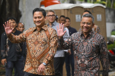 Deputy Finance Ministers Thomas Djiwandono (left) and Suahasil Nazara (right) greet journalists upon arriving at president-elect Prabowo Subianto's residence on Jl. Kertanegara in South Jakarta on Oct. 15, 2024. Prabowo has summoned individuals deemed suitable to be members of his cabinet since Oct. 14.