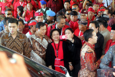 Gerindra Party patron Prabowo Subianto (second left) and Indonesian Democratic Party of Struggle (PDI-P) chairwoman Megawati Soekarnoputri (center) smile on Thursday while taking a selfie with Megawati's daughter and Coordinating Human Development and Culture Minister Puan Maharani (second right) on the sidelines of the opening of the PDI-P's fifth national congress in Bali. 