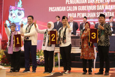 East Java gubernatorial candidate pairs (from left to right) Luluk Nur Hamidah-Lukmanul Hakim, Khofifah Indar Parawansa-Emil Elestianto Dardak and Tri Rismaharini-Zahrul “Gus Hans“ Azhar Asumta show their ballot numbers during a plenary meeting of the East Java General Elections Commission (KPU) in Surabaya, East Java, on Sept. 23.
