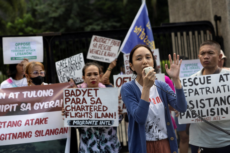 Aktivis dan kerabat pekerja Filipina yang berbasis di Lebanon mengadakan protes di luar Departemen Luar Negeri Filipina di Pasay, Filipina pada 10 Oktober 2024 untuk menuntut penyelamatan dan pemulangan migran Filipina di tengah permusuhan yang sedang berlangsung antara Hizbullah dan pasukan Israel.