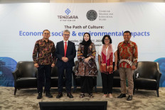 Rich cultural assets: Tenggara Strategics researcher and Prasetiya Mulya University lecturer Teddy Trilaksono (from left), United Nations Industrial Development Organization (UNIDO) country representative for Indonesia and Timor-Leste Marco Kamiya, House of Representatives legislator Himmatul Aliyah, and University of Indonesia cultural expert Lili Tjahjandari, and Tenggara executive director Riyadi Suparno pose together after a public discussion on “Path of culture: Economic, social and environmental impacts” in Jakarta on Thursday, Oct. 17. (Photo by Tenggara Strategics)