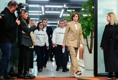 Moldova's President Maia Sandu arrives for a press conference at her campaign headquarters in Chisinau October 21, 2024. Moldova's pro-EU President Maia Sandu blamed an “unprecedented assault on our country's freedom and democracy“ after partial election results on Sunday showed a majority of Moldovans choosing “no“ in a referendum on joining the EU. The referendum took place amid fears of vote meddling by Russia. The two votes are seen as key tests of the former Soviet republic's pro-European turn under Sandu, but have been overshadowed by accusations of Russian interference amid the war in neighboring Ukraine.