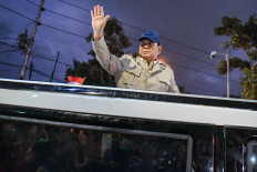 President Prabowo Subianto greets residents from his vehicle as he enters the Military Academy to lead the 2024-2029 Red and White Cabinet work meeting and retreat at the Magelang Military Academy (Akmil), Central Java, on Thursday, October 24, 2024. President Prabowo will provide briefings to ministers, deputy ministers and Special Staff of the President of the Red and White Cabinet so that they can work together as a team, on October 25-27, 2024 at Akmil Magelang. 