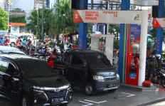 Crude awakening: Motorists line up on May 11, 2022, at a gas station in Malang, East Java. The government has decided to maintain fuel subsidies, despite the skyrocketing price of crude oil. 