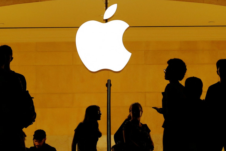 Pelanggan berjalan melewati logo Apple di dalam toko Apple di Grand Central Station di New York, Amerika Serikat, pada 1 Agustus 2018.