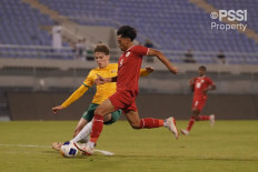 Mochamad Mierza Fijatullah (center), striker of Indonesia’s U-17 soccer team, battles for the ball on Oct. 27, 2024, during the 2025 AFC Asian Cup U-17 Group G qualifying match against Australia at Abdullah bin Khalifa Stadium in Doha, Qatar. The match ended in a goalless draw, with both teams advancing to the finals slated for April 2025 in Saudi Arabia.