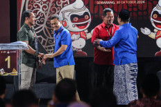Central Java gubernatorial candidate Andika Perkasa (left) shakes hands with rival Ahmad Luthfi (second left) while their respective running mates Hendrar Prihadi and Taj Yasin follow suit after their first public debate at the Marina Convention Center in Semarang on Oct. 30, 2024.
