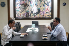 Former president Joko “Jokowi” Widodo (left), talks with Jakarta gubernatorial candidate Ridwan Kamil (right) at the Sumber residence in Surakarta, Central Java, on Nov. 1, 2024. 
