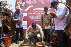Breaking ground: Public Housing and Settlements Minister Maruarat “Ara” Sirait (center) together with Deputy Housing Minister Fahri Hamzah (right), Agung Sedayu Group founder Sugianto Kusuma (second left), acting Banten Governor Al Muktabar (left) and a representative from PT Bumi Samboro Antonio (second right) officiate the development of free housing in Sukawali village, Pakuhaji district, Tangerang regency in Banten, on Friday, Nov. 1. 