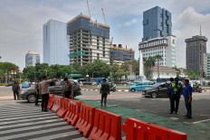 Authorities set up barricades blocking traffic onto Jl. Medan Merdeka Barat (left) in the direction of the Presidential Palace ahead of the 411 reunion rally in Central Jakarta on Nov. 4, 2024. Rally participants demanded the arrests of former president Joko “Jokowi“ Widodo and the person behind the viral “Fufufafa” social media account.