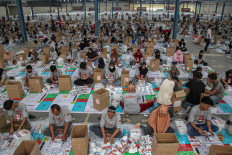 Volunteers fold ballots for the 2024 regional elections on Nov. 4, 2024, at the Bogor Regency General Elections Commission’s (KPU) warehouse in Klapanunggal, Bogor regency, West Java. 